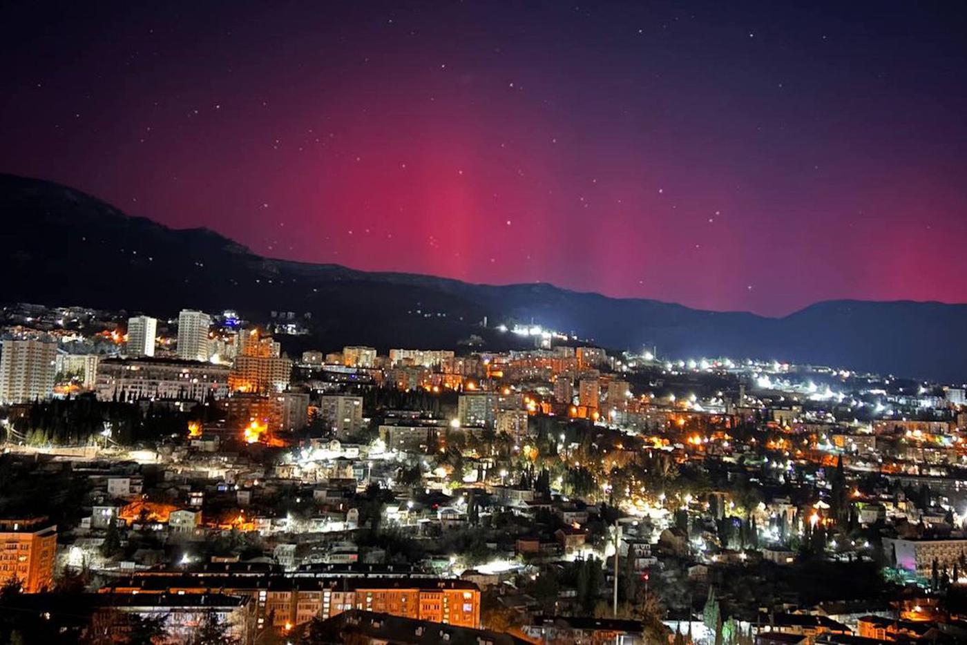 Полярное сияние в небе над Крымом.