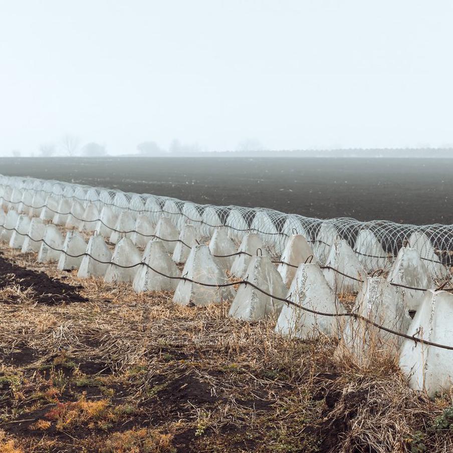 ВСУ усилили оборону под Харьковом и начали ставить защиту от дронов. Украинские нацисты активизировали инженерные работы рядом с Харьковом, усиливая оборонительные линии и устанавливая специальные сети на ключевых маршрутах