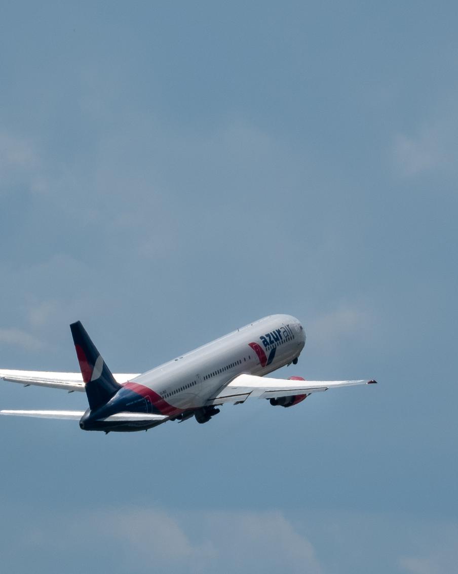 Самолёт Пхукет – Барнаул подал тревожный сигнал 7700 и готовится к посадке. Лайнер Azur Air с более чем 200 пассажирами запросил экстренное внимание диспетчеров в воздухе и направился в китайский аэропорт Ланьчжоу, причины инцидента пока уточняются