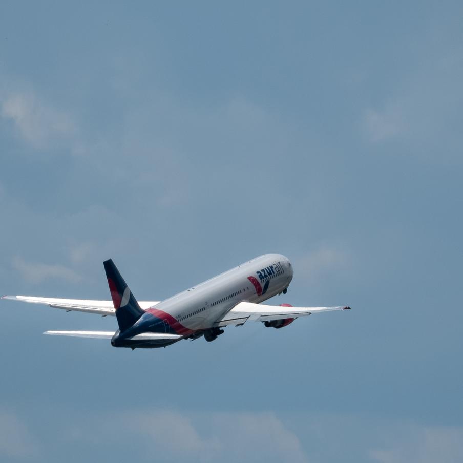 Самолёт Пхукет – Барнаул подал тревожный сигнал 7700 и готовится к посадке. Лайнер Azur Air с более чем 200 пассажирами запросил экстренное внимание диспетчеров в воздухе и направился в китайский аэропорт Ланьчжоу, причины инцидента пока уточняются