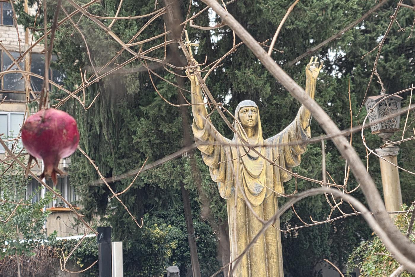 Могила Зураба Церетели в центре Дидубийского пантеона Тбилиси.