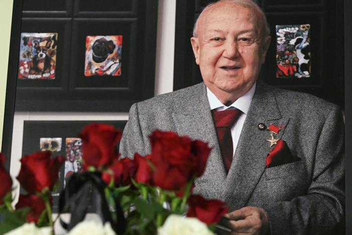 Слёзы и боль: как выглядит могила Зураба Церетели в Тбилиси