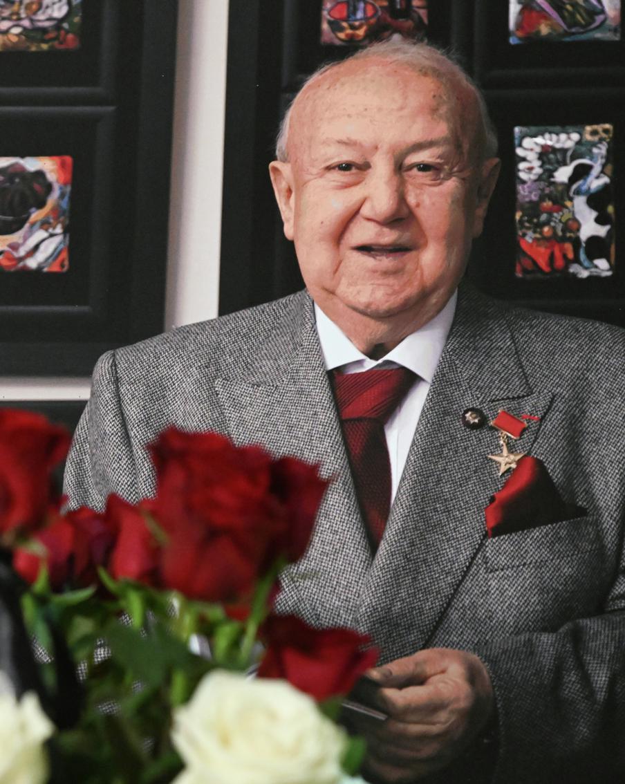 Слёзы и боль: как выглядит могила Зураба Церетели в Тбилиси