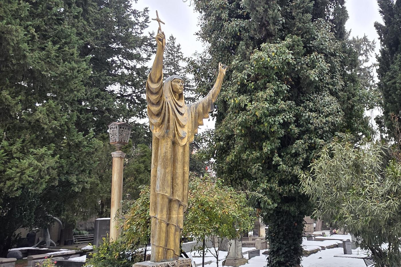 Могила Зураба Церетели в центре Дидубийского пантеона Тбилиси.