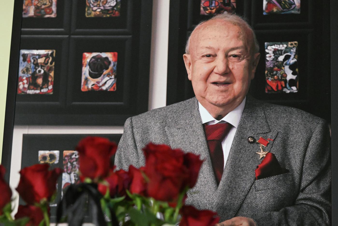 Слёзы и боль: как выглядит могила Зураба Церетели в Тбилиси