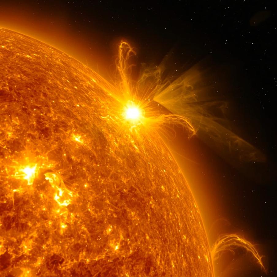 На Солнце произошёл крупный двойной взрыв. Учёные из Института космических исследований Российской академии наук (ИКИ РАН) стали свидетелями мощного двойного солнечного выброса, который произошёл на обратной стороне звезды. Пока неизвестно, что именно стало причиной взрыва