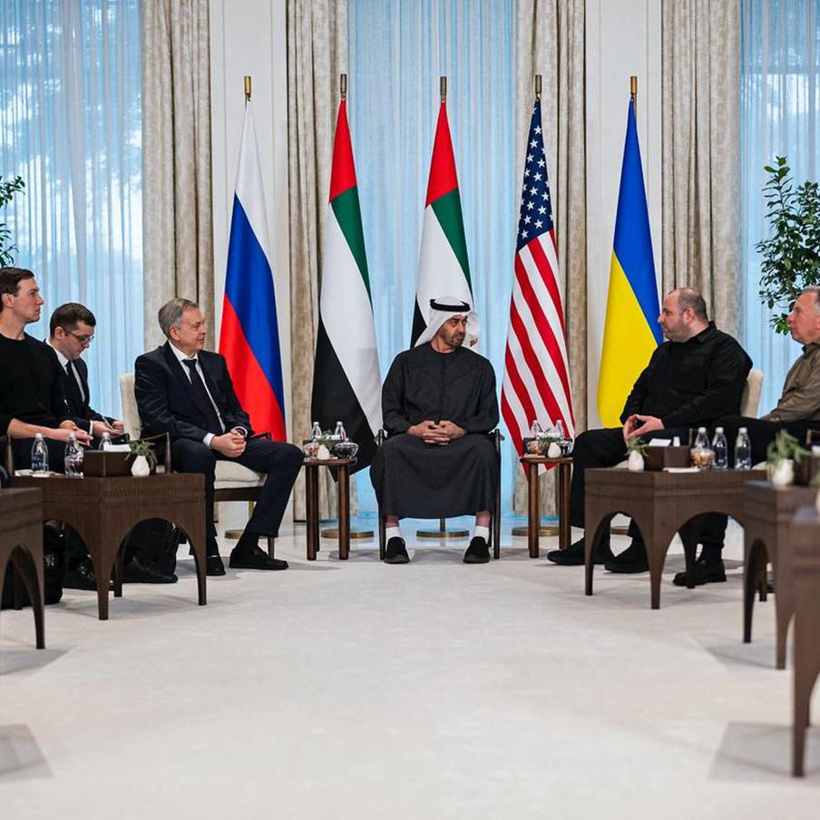 ТАСС: территориальный вопрос остаётся самым сложным на переговорах по Украине. На трёхсторонних переговорах между Россией, США и Украиной в Абу-Даби ключевым вопросом остаётся обсуждение территориальной целостности. Как сообщил источник ТАСС, для России особенно важно вывести украинские войска из Донбасса и сейчас рассматриваются различные варианты обеспечения безопасности этого процесса