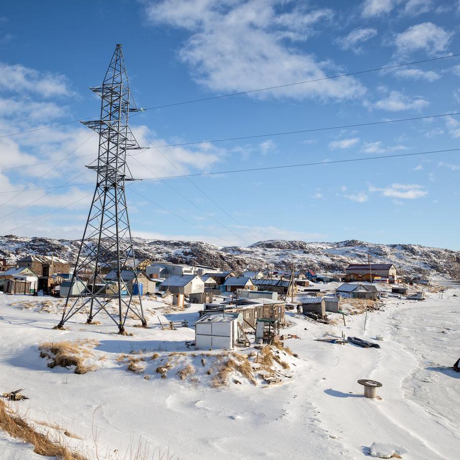 Власти Мурманской области назвали сроки восстановления электроснабжения. Не меньше суток потребуется специалистам для восстановления электроснабжения в пострадавших частях Мурманской области. При этом теплоснабжение в домах уже восстановлено