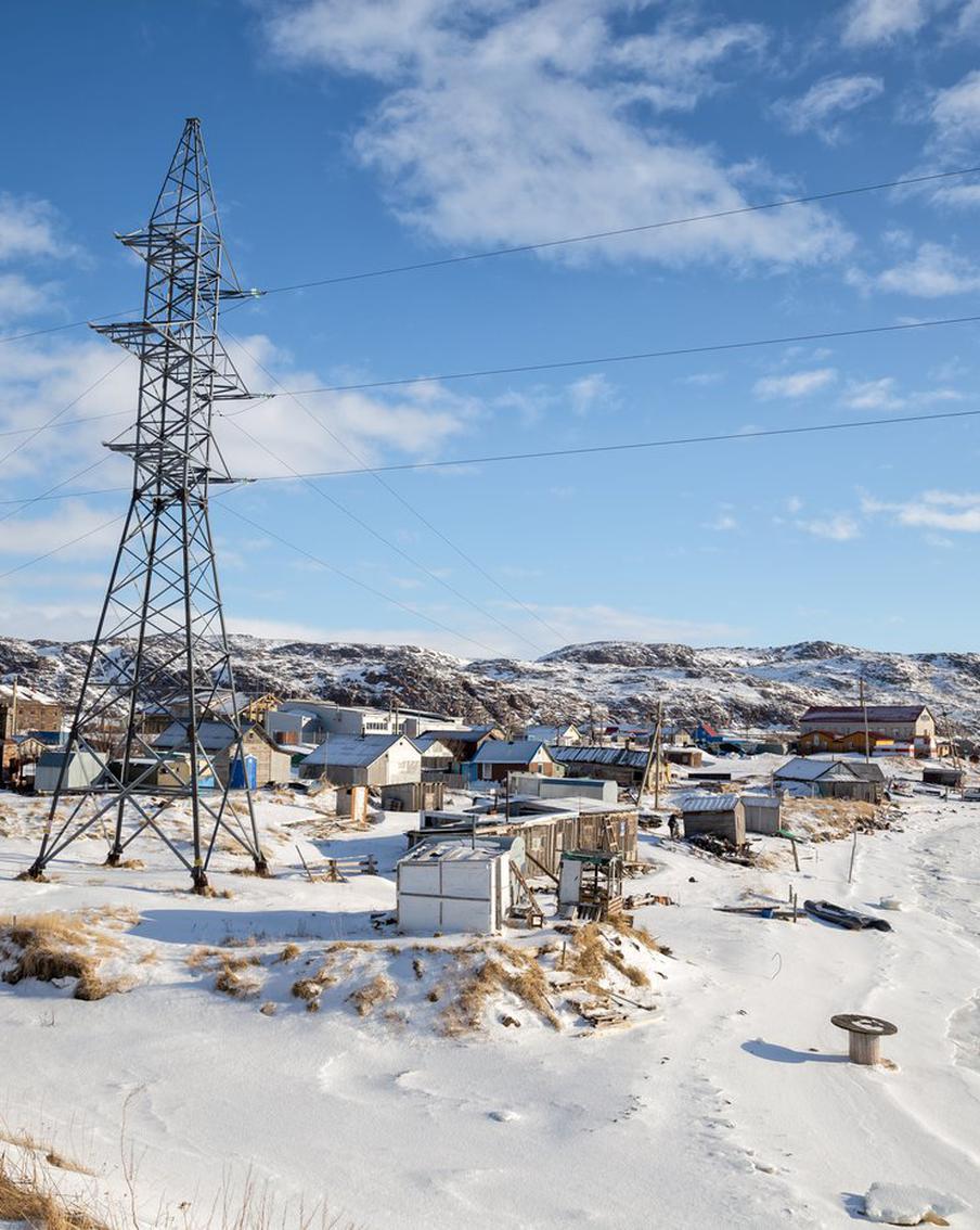 Власти Мурманской области назвали сроки восстановления электроснабжения. Не меньше суток потребуется специалистам для восстановления электроснабжения в пострадавших частях Мурманской области. При этом теплоснабжение в домах уже восстановлено