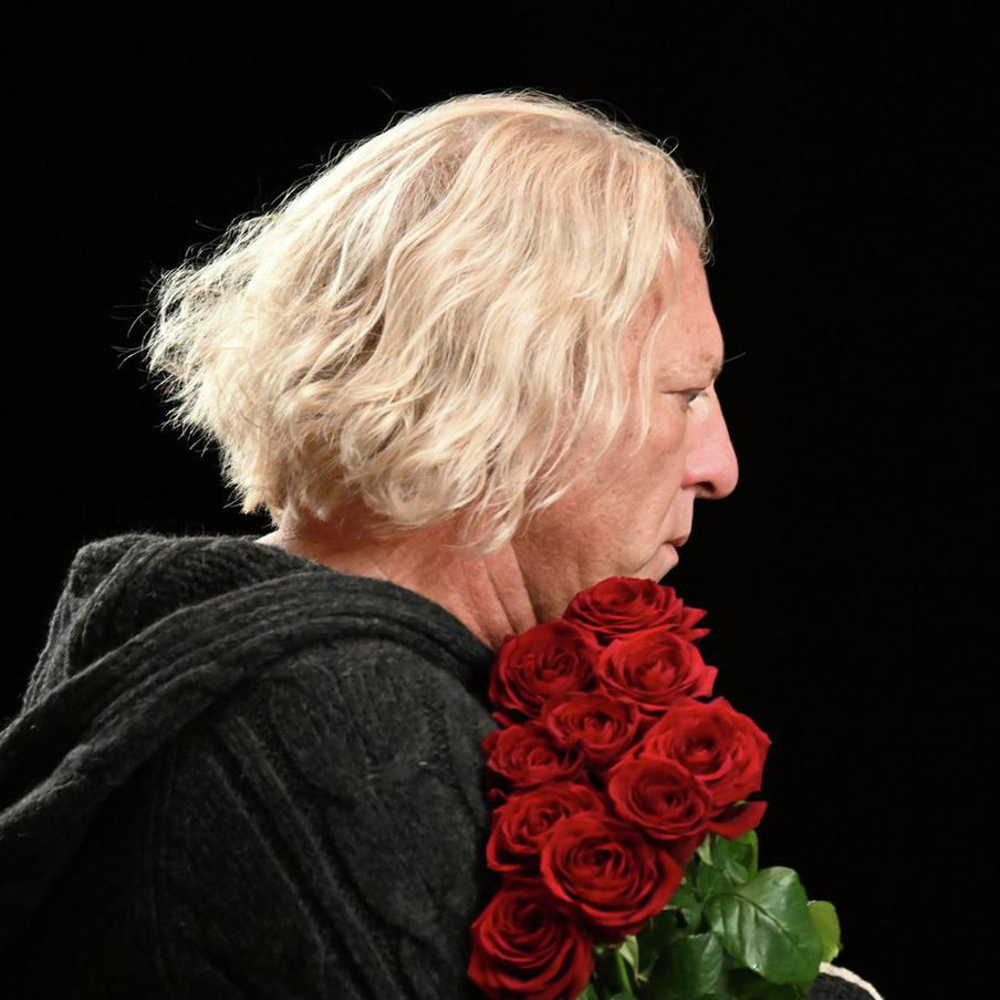 Умер телеведущий, продюсер и режиссёр Александр Олейников. Стало известно о кончине российского телепродюсера, режиссёра и ведущего Александра Анатольевича Олейникова. Ему было 60 лет. Как сообщили близкие Олейникова агентству ТАСС, он ушёл из жизни ночью. Причиной смерти стал тромбоэмболический инфаркт