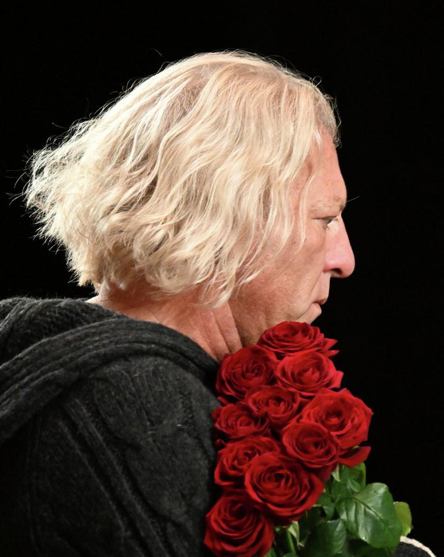 Умер телеведущий, продюсер и режиссёр Александр Олейников. Стало известно о кончине российского телепродюсера, режиссёра и ведущего Александра Анатольевича Олейникова. Ему было 60 лет. Как сообщили близкие Олейникова агентству ТАСС, он ушёл из жизни ночью. Причиной смерти стал тромбоэмболический инфаркт