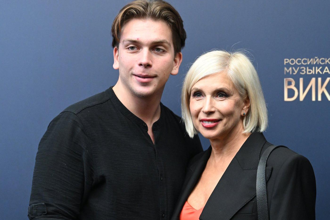   Певица Алёна Свиридова с сыном Григорием.