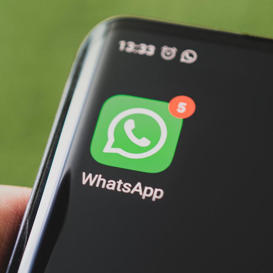 Meta* обвинили в обмане о доступе к сообщениям в WhatsApp. Международная группа гражданских истцов подала иск против американской компании Meta Platforms*, которая была признана экстремистской организацией и запрещена на территории Российской Федерации. Истец обвиняет Meta Platforms в том, что она ввела пользователей WhatsApp в заблуждение относительно конфиденциальности и безопасности платформы