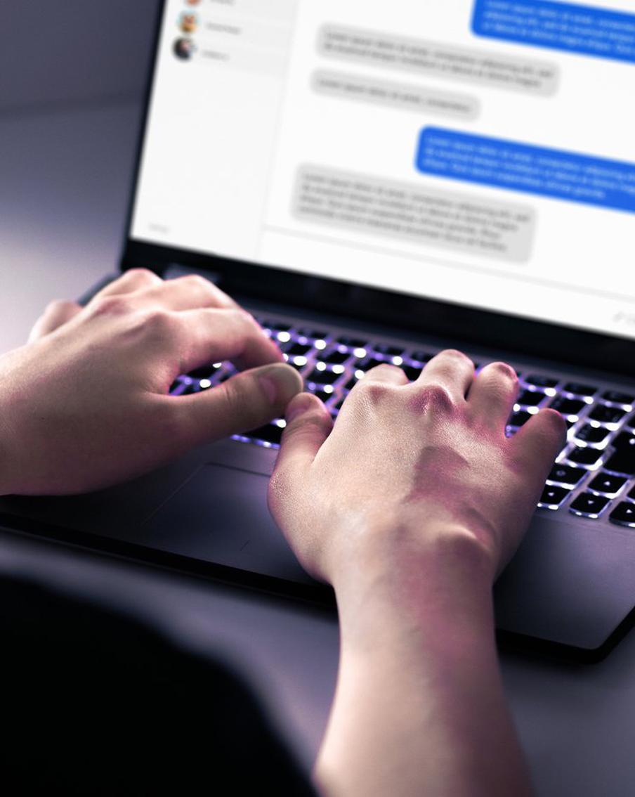 МВД: аферисты вымогают деньги за нераспространение созданной ИИ порнографии. Министерство внутренних дел Российской Федерации сообщает о новом виде мошенничества, которое активно распространяется в интернете. Преступники, выдавая себя за коллекторов, шантажируют граждан, угрожая публикацией в сети порнографических изображений, созданных с помощью ИИ