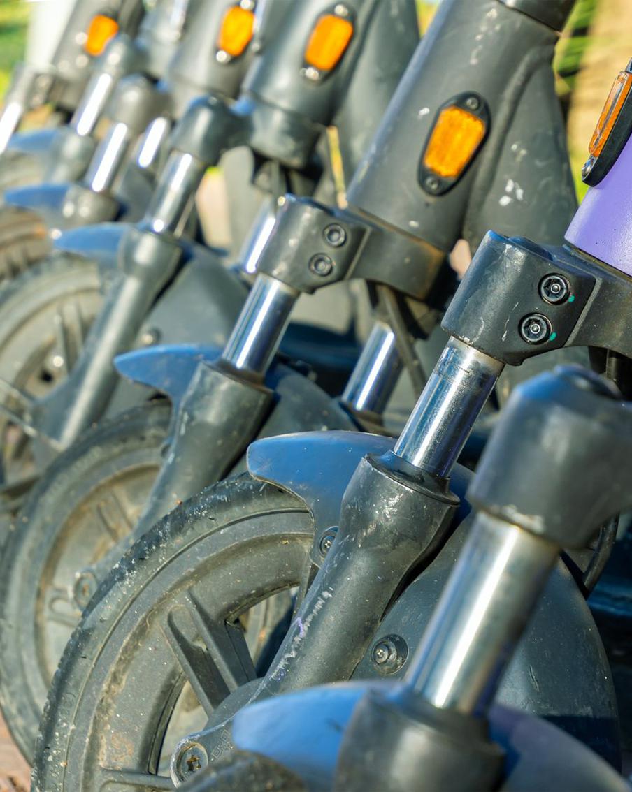 В России могут законодательно запретить езду на самокатах в нетрезвом виде. В России могут рассмотреть введение законодательного запрета на использование самокатов в нетрезвом виде. Также для самокатчиков могут ввести ответственность в случае ДТП