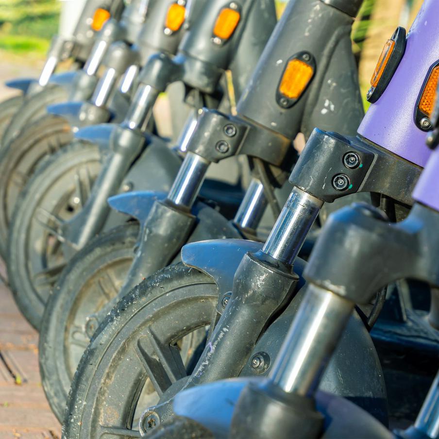 В России могут законодательно запретить езду на самокатах в нетрезвом виде. В России могут рассмотреть введение законодательного запрета на использование самокатов в нетрезвом виде. Также для самокатчиков могут ввести ответственность в случае ДТП