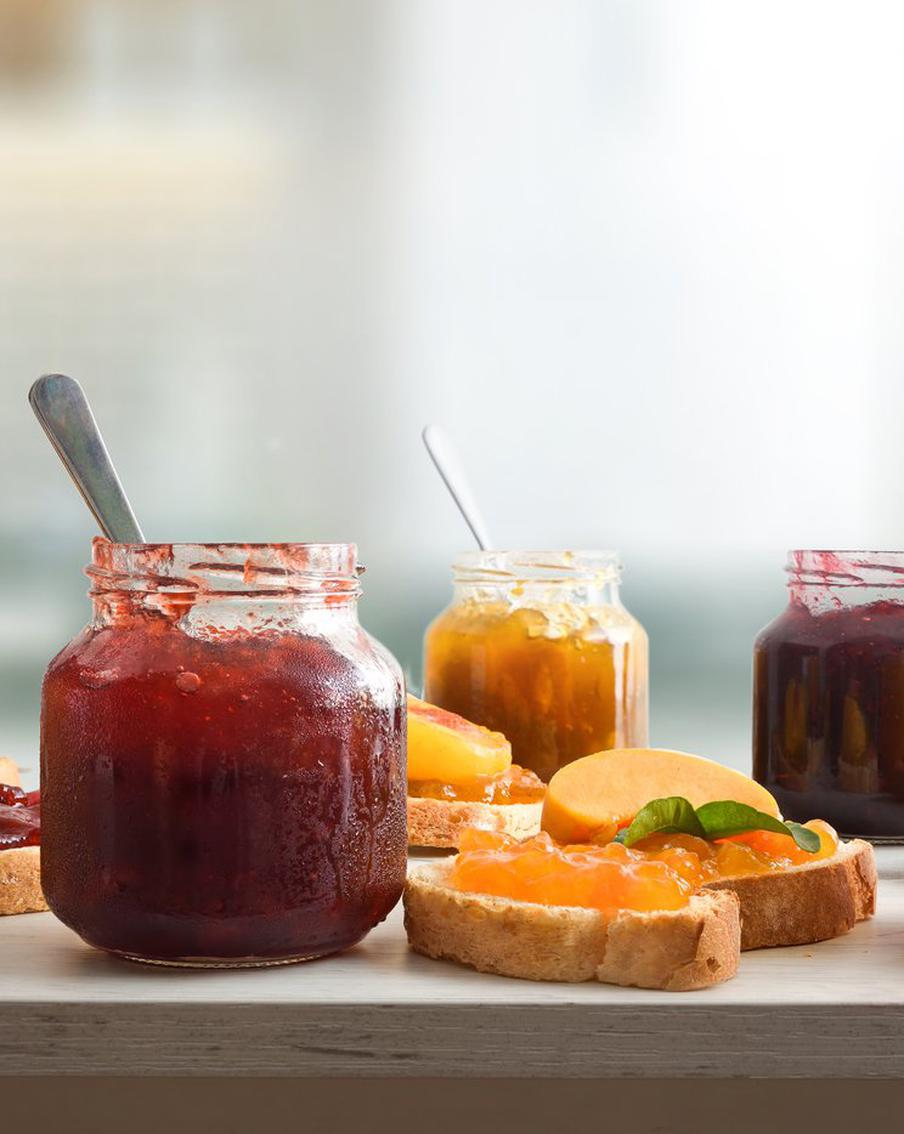 Владелец пекарни "Машенька" рассказал, что семья ест только варенье от Путина. Денис Максимов, владелец пекарни "Машенька", поделился в интервью РИА "Новости" информацией о подарках, полученных им от Президента Российской Федерации Владимира Путина в ответ на презентованную корзину с выпечкой