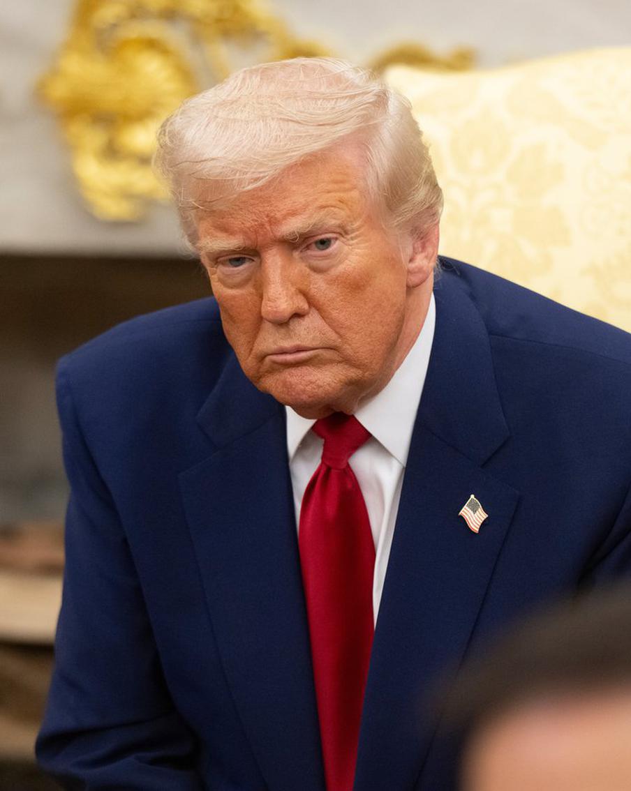 NYT: Трамп до инаугурации отчитывал премьера Дании по теме Гренландии 45 минут. Как сообщает New York Times со ссылкой на анонимные источники среди европейских чиновников, в январе прошлого года президент США Дональд Трамп имел 45-минутный телефонный разговор с премьер-министром Дании Метте Фредериксен. Повестка дня касалась вопроса о Гренландии