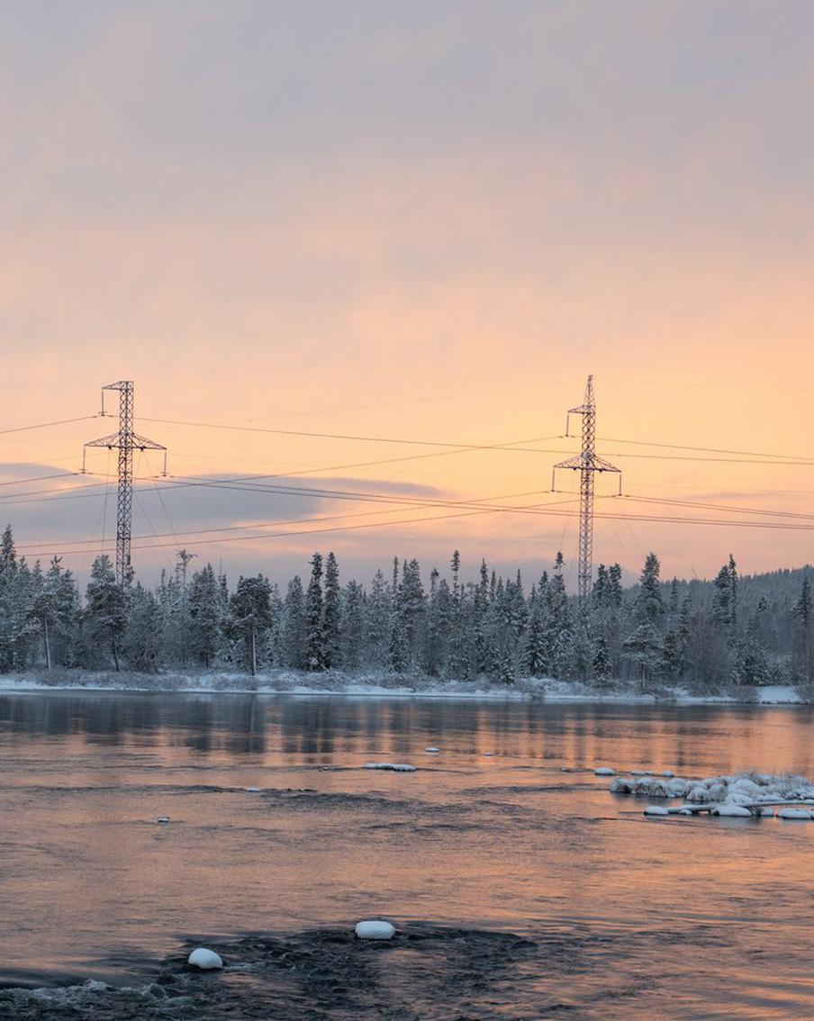 В Мурманской области назвали возможную причину блэкаутов в двух городах региона. Возможной причиной блэкаута в городах Мурманской области могло стать нарушение правил эксплуатации опор ЛЭП и их износ