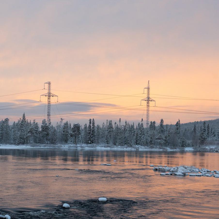 В Мурманской области назвали возможную причину блэкаутов в двух городах региона. Возможной причиной блэкаута в городах Мурманской области могло стать нарушение правил эксплуатации опор ЛЭП и их износ