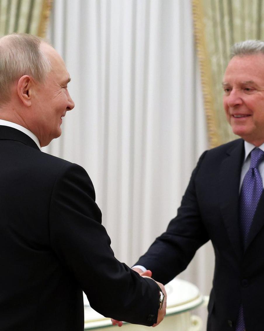 Уиткофф назвал переводчика Путина легендой. Во время встречи в Кремле спецпосланник президента США Дональда Трампа Стивен Уиткофф выразил своё почтение Алексею Садыкову, переводчику президента Российской Федерации Владимира Путина. Уиткофф отметил выдающиеся качества голоса Садыкова, назвав его "легендой"