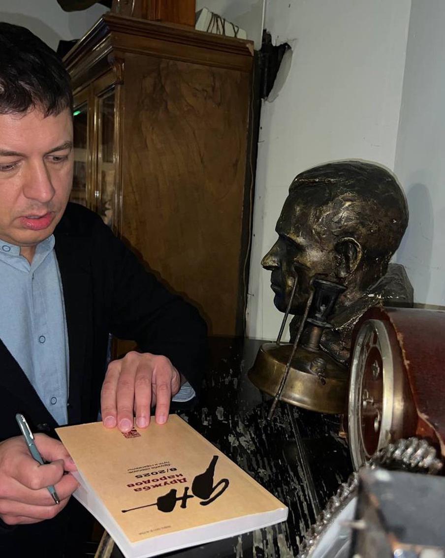 "Попробуй сказать, что любишь Россию": режиссёр разбил машину после травли