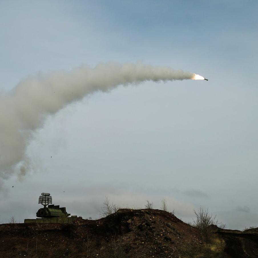 Над Россией за ночь уничтожили 40 беспилотников. С 23:00 25 января до 07:00 26 января средства противовоздушной обороны успешно перехватили и уничтожили 40 украинских беспилотных летательных аппаратов. Самый интенсивный воздушный налёт был зафиксирован над Краснодарским краем, где были сбиты 34 беспилотника