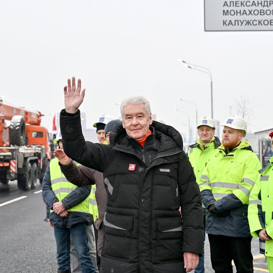 Собянин: Почти 1,3 тыс. катков работает в Москве в этом году. В этом зимнем сезоне москвичи имеют возможность насладиться множеством спортивных объектов, созданных для активного отдыха на свежем воздухе. Общая протяжённость лыжных трасс составляет более 700 километров, а количество катков приближается к 1300. Помимо этого, в городе функционируют 231 ледяная горка и снежный городок