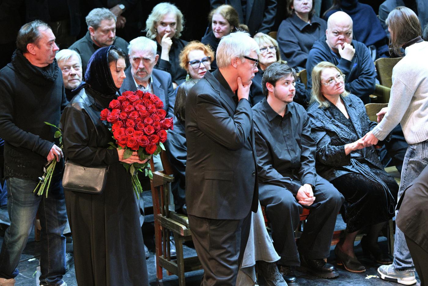 Александр Стриженов и его супругf Екатерина Стриженова на церемонии прощания с ректором Школы-студии МХАТ Игорем Золотовицким в МХТ имени А. П. Чехова.