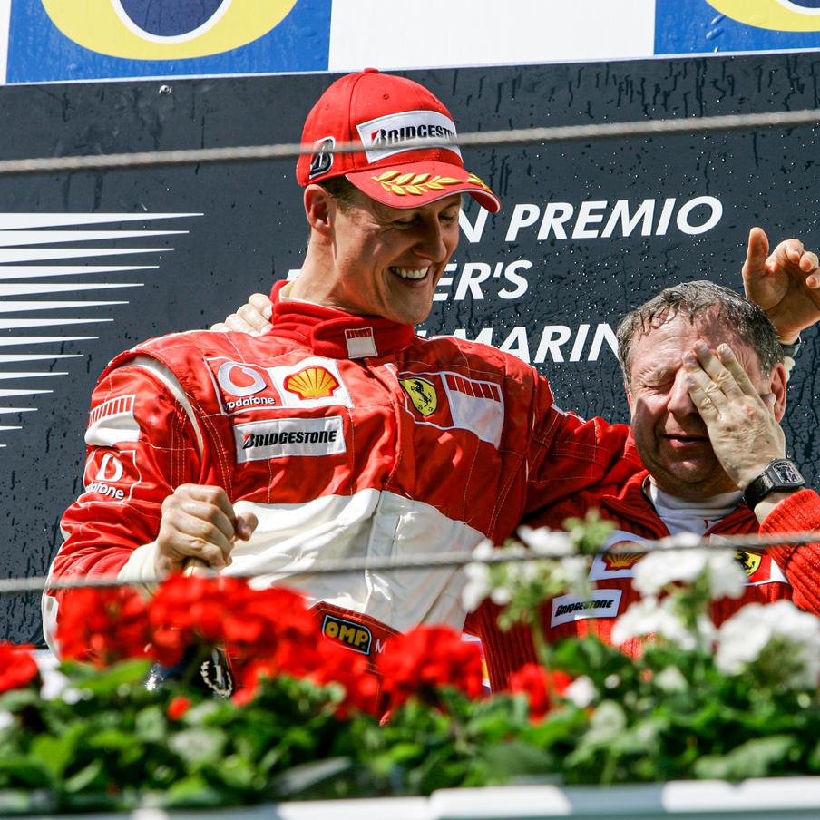 Daily Mail: Михаэль Шумахер больше не прикован к кровати. Семикратный чемпион мира по автогонкам в классе Формула-1 Михаэль Шумахер больше не прикован к постели. Об этом стало известно из сообщения газеты Daily Mail