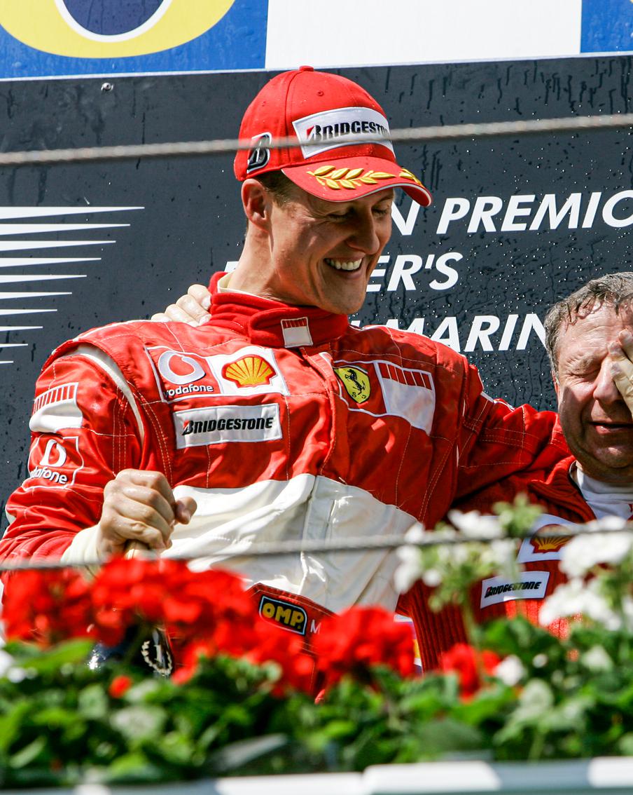 Daily Mail: Михаэль Шумахер больше не прикован к кровати. Семикратный чемпион мира по автогонкам в классе Формула-1 Михаэль Шумахер больше не прикован к постели. Об этом стало известно из сообщения газеты Daily Mail