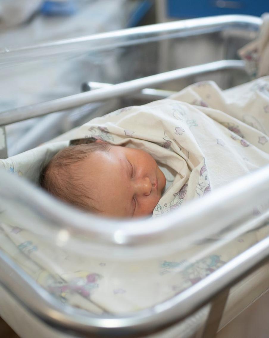 Подмена детей в роддоме Приморья разрушила отношения в двух семьях. В 1989 году в родильном доме города Лесозаводска Приморского края произошла подмена двух младенцев. Это событие разрушило жизни семей, в которых росли дети, перепутанные в роддоме. Об этом ТАСС рассказал Сергей Степанов, один из пострадавших