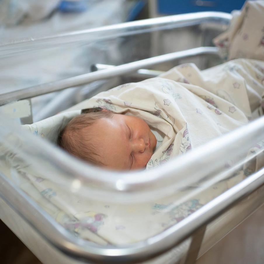 Подмена детей в роддоме Приморья разрушила отношения в двух семьях. В 1989 году в родильном доме города Лесозаводска Приморского края произошла подмена двух младенцев. Это событие разрушило жизни семей, в которых росли дети, перепутанные в роддоме. Об этом ТАСС рассказал Сергей Степанов, один из пострадавших