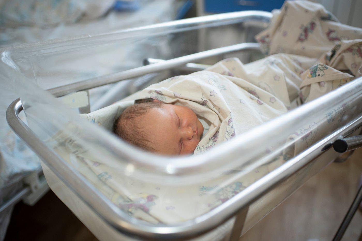 Подмена детей в роддоме Приморья разрушила отношения в двух семьях