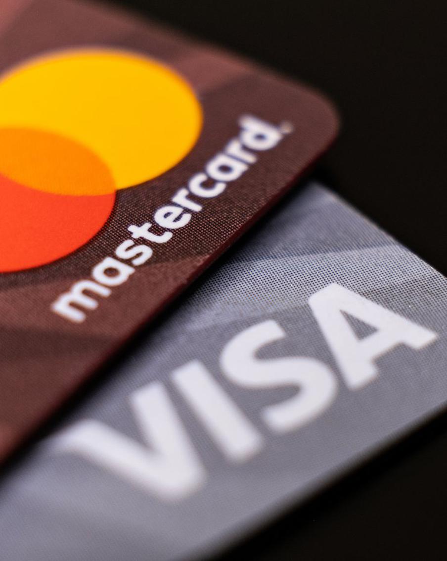 В Думе предупредили о росте рисков использования карт Visa и Mastercard. Анатолий Аксаков, председатель комитета Государственной думы по финансовому рынку, в беседе с ТАСС предупредил о повышенных рисках, связанных с использованием карт Visa и Mastercard по истечении их срока действия
