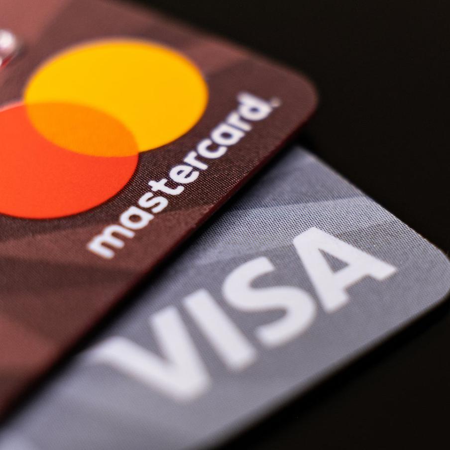 В Думе предупредили о росте рисков использования карт Visa и Mastercard. Анатолий Аксаков, председатель комитета Государственной думы по финансовому рынку, в беседе с ТАСС предупредил о повышенных рисках, связанных с использованием карт Visa и Mastercard по истечении их срока действия