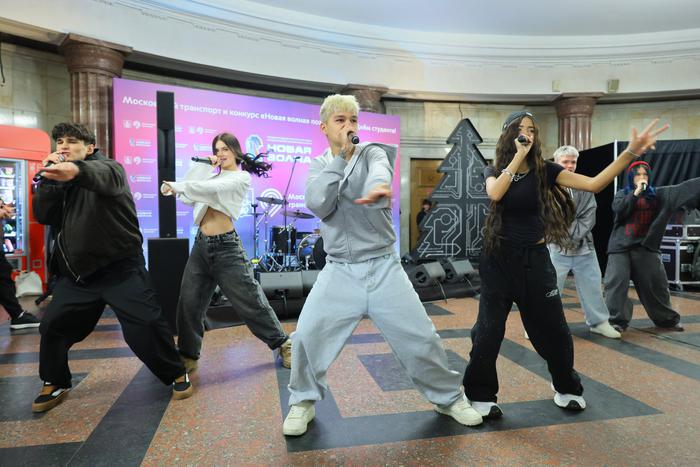 Хватит показывать стариков: сотни человек плясали на  "Курской" под песни молодых звезд