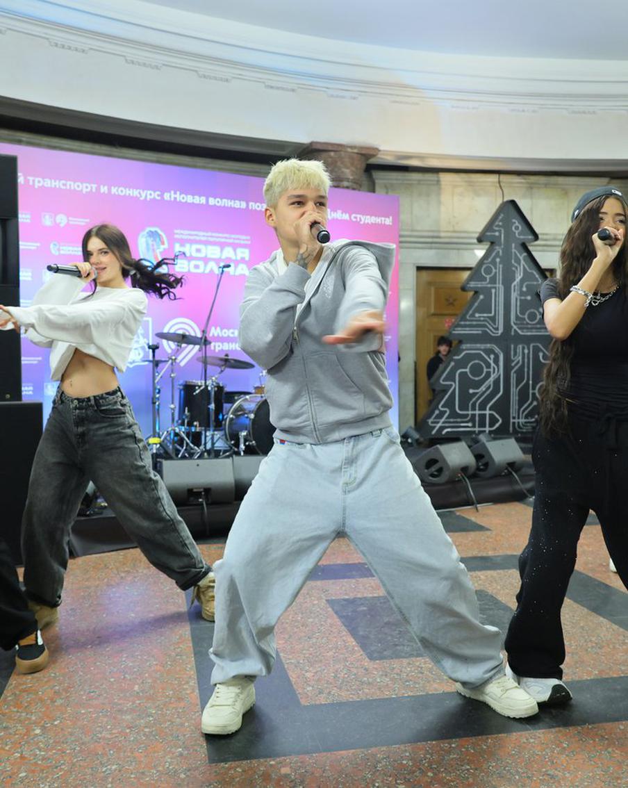 Хватит показывать стариков: сотни человек плясали на  "Курской" под песни молодых звезд