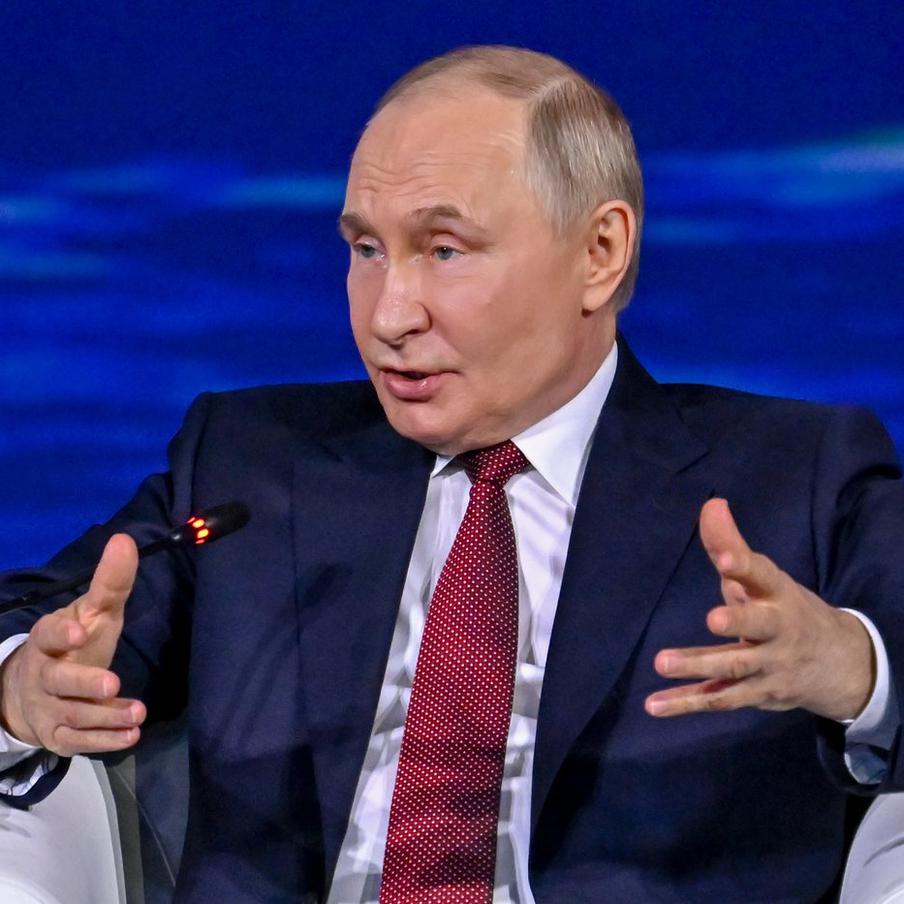 Путин заявил, что Россию просят прекратить удары по инфраструктуре Украины. В ходе встречи с губернатором Ленинградской области Александром Дрозденко президент Российской Федерации Владимир Путин отметил, что Россию призывают прекратить атаки на украинскую инфраструктуру. Это заявление прозвучало в контексте продолжающихся атак беспилотников на российскую территорию