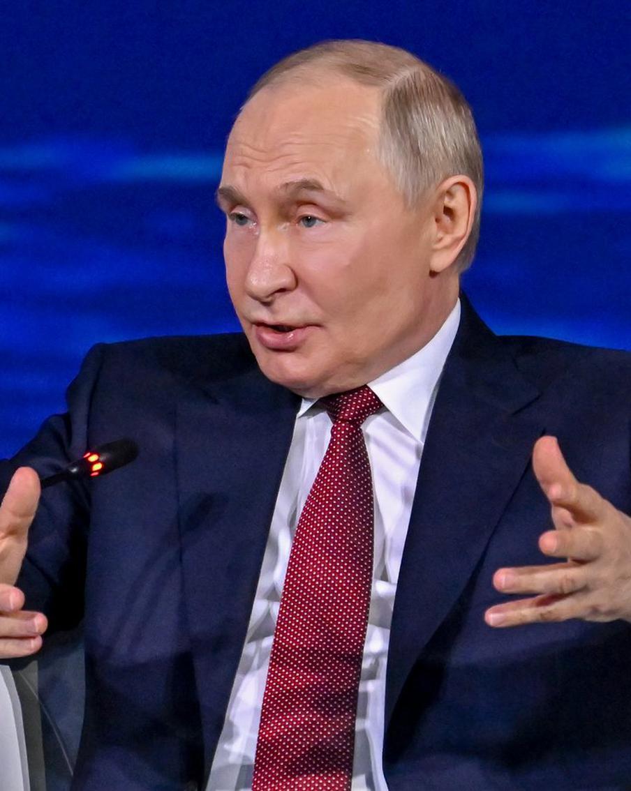 Путин заявил, что Россию просят прекратить удары по инфраструктуре Украины. В ходе встречи с губернатором Ленинградской области Александром Дрозденко президент Российской Федерации Владимир Путин отметил, что Россию призывают прекратить атаки на украинскую инфраструктуру. Это заявление прозвучало в контексте продолжающихся атак беспилотников на российскую территорию