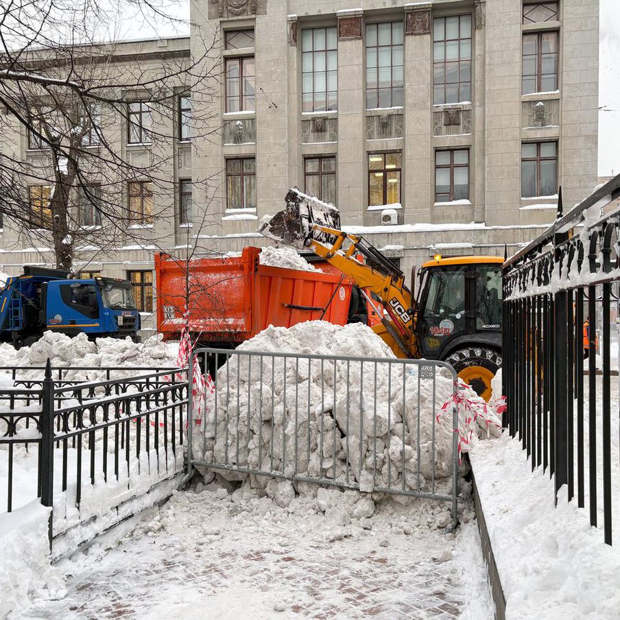 Городские службы ликвидируют последствия мощного снегопада. Сейчас городские службы активно занимаются устранением последствий сильного снегопада, прошедшего в Москве ночью 27 января. Как сообщает пресс-служба Департамента городского хозяйства столицы, в ночные и утренние часы проводилось сплошное механизированное подметание проезжей части и тротуаров с последующей противогололёдной обработкой