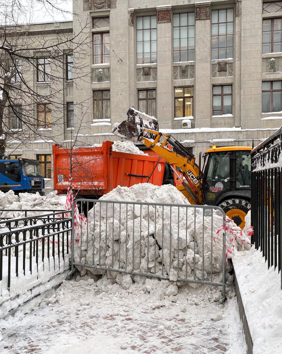 Городские службы ликвидируют последствия мощного снегопада. Сейчас городские службы активно занимаются устранением последствий сильного снегопада, прошедшего в Москве ночью 27 января. Как сообщает пресс-служба Департамента городского хозяйства столицы, в ночные и утренние часы проводилось сплошное механизированное подметание проезжей части и тротуаров с последующей противогололёдной обработкой