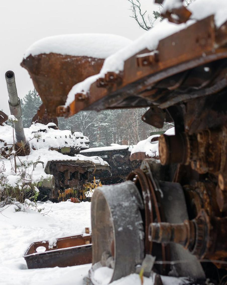 Герасимов: группировка "Запад" заблокировала район у Купянска с 800 военными ВСУ. Генерал Валерий Герасимов, начальник Генерального штаба Вооружённых сил Российской Федерации, сообщил о блокировании войсками группы "Запад" района вокруг города Купянска. Эта территория, площадью примерно 4 на 6 километров, стала местом сосредоточения до 800 украинских военнослужащих