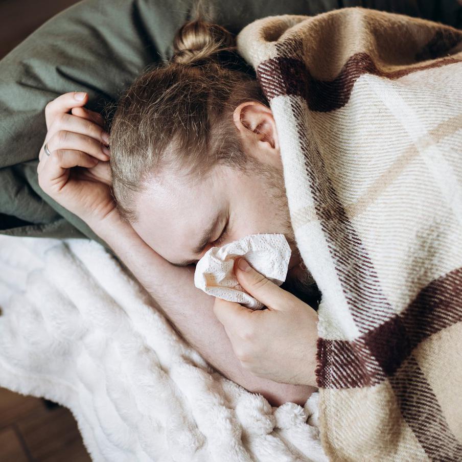 РИА "Новости": Минздрав утвердил стандарт лечения гриппа в России. Министерство здравоохранения Российской Федерации утвердило новый стандарт медицинской помощи взрослым пациентам с диагнозом "грипп". Согласно этому стандарту, средняя продолжительность лечения составляет девять дней