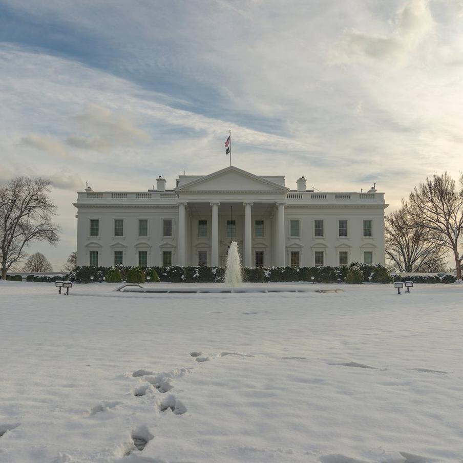 Белый дом опроверг данные FT об отказе Киева от территорий как условии гарантий. Белый дом опроверг информацию о том, что Украина якобы готова отказаться от своих территориальных претензий в обмен на гарантии безопасности со стороны США. Заместитель пресс-секретаря Белого дома Анна Келли назвала публикацию газеты Financial Times, в которой содержались подобные утверждения, "ложной"