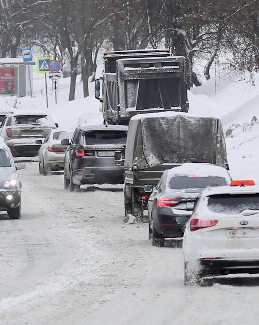 Москвичей призвали сократить поездки на личном транспорте в снегопад