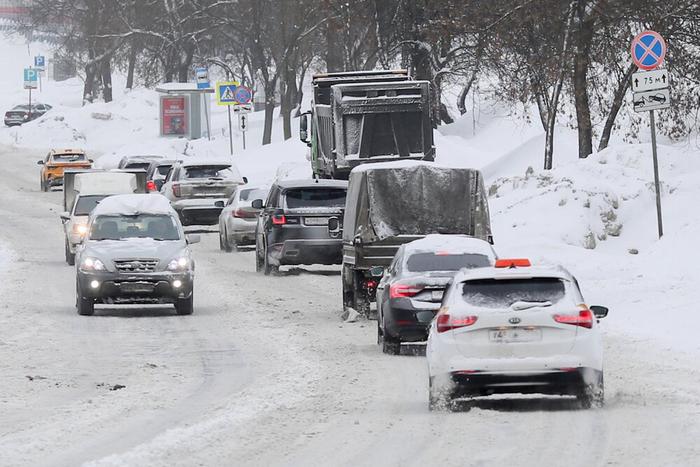 Москвичей призвали сократить поездки на личном транспорте в снегопад