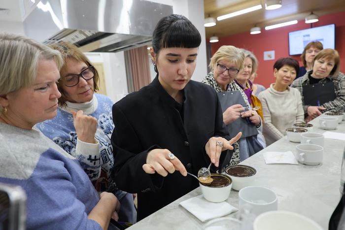 "Вари кофе, как профи": в "Московском долголетии" старшее поколение постигает секреты мастерства бариста