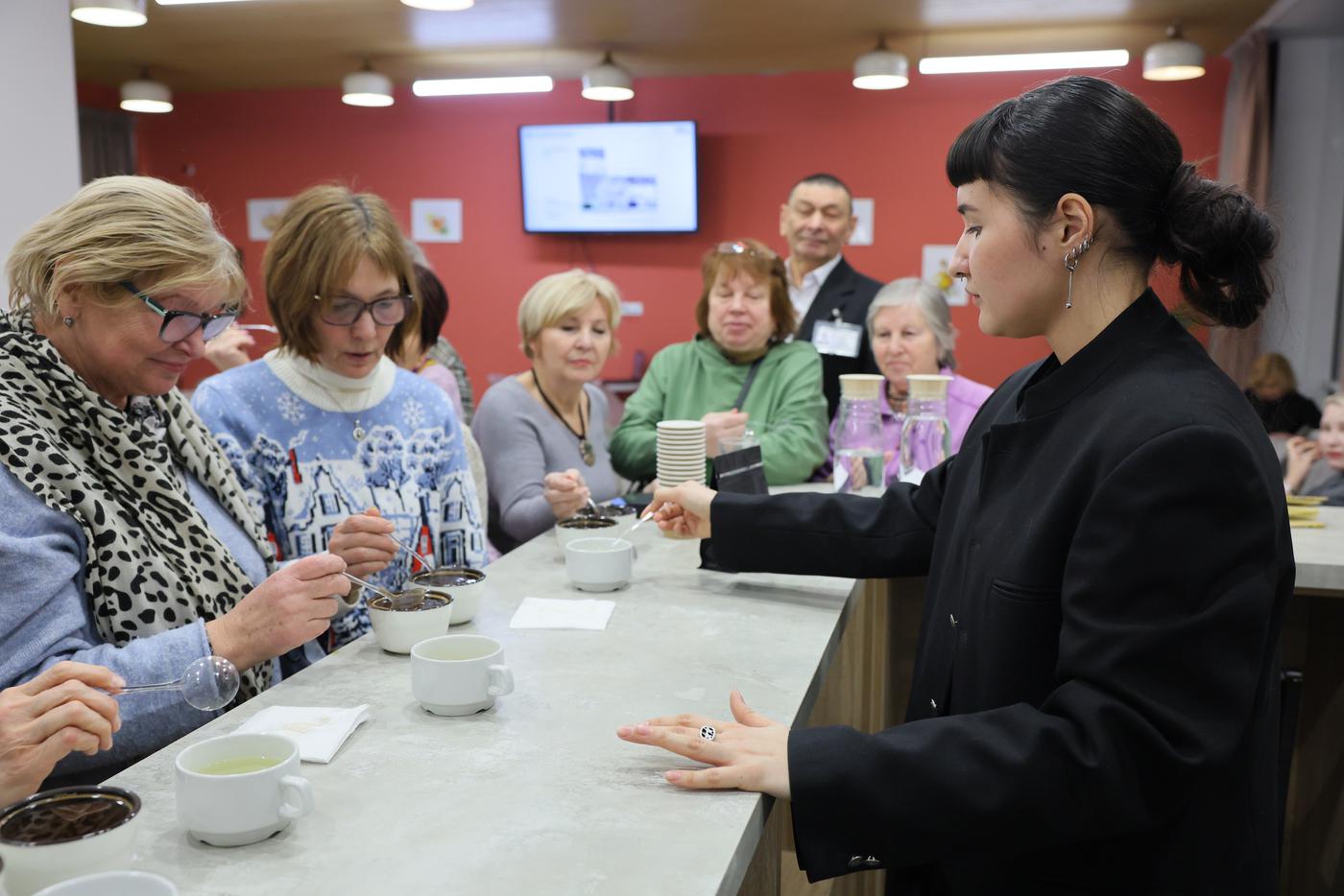 Дегустация кофе должна сопровождаться громким хлюпаньем, уверяет тренер.