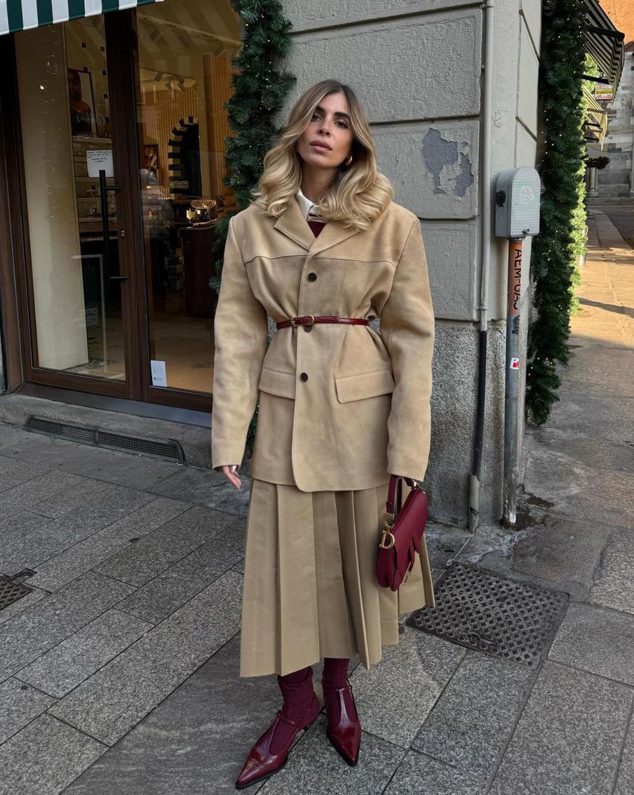 Лучше всего глубокий красный оттенок смотрится в деталях.